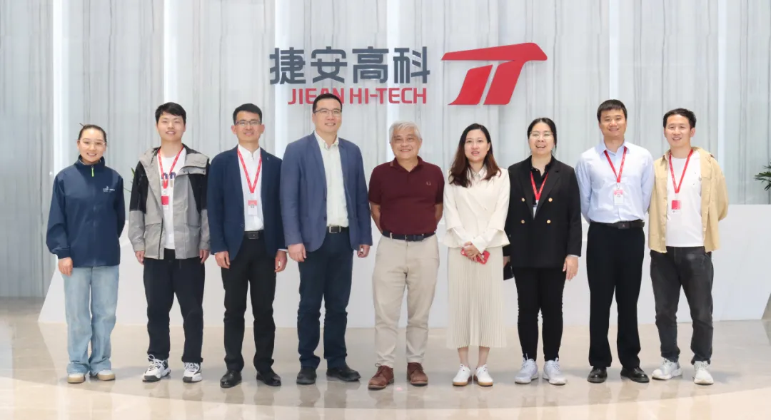 世赛飞机维修赛项项目经理考察尊龙凯时人生就是搏，实地验证飞机维修竞赛设备